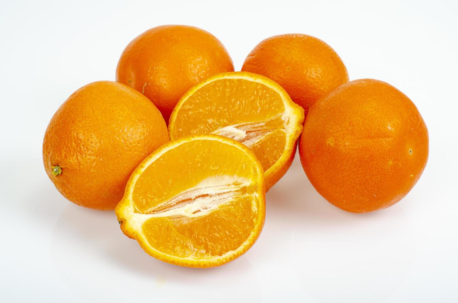 grandi mandarini dolci maturi isolati su sfondo bianco. foto in studio