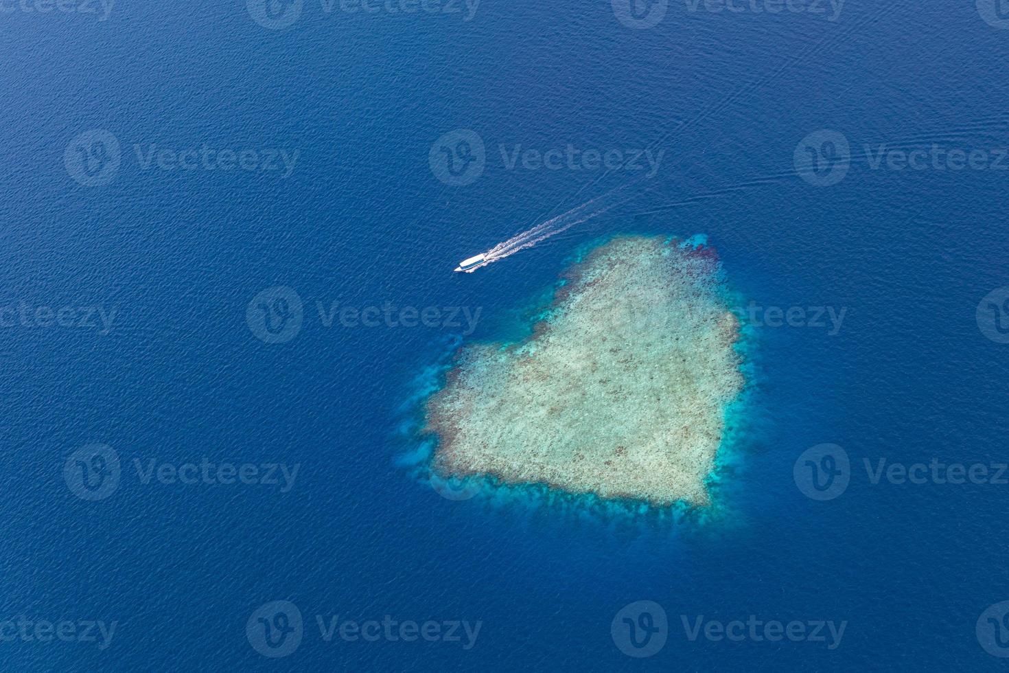 fantastico paesaggio aereo, resort tropicale di lusso o hotel con ville sull'acqua e splendidi scenari sulla spiaggia. incredibile vista a volo d'uccello alle maldive, vista aerea del paesaggio marino su maldive foto