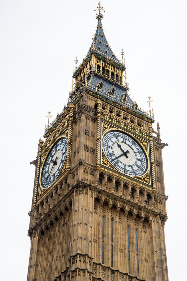 primo piano del big ben, dal basso. giornata nuvolosa. Londra, Regno Unito foto