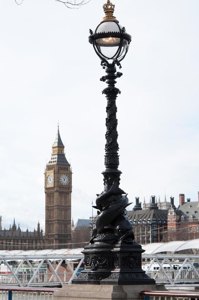 bellissimo lampione a westminster, londra, con il big ben e le case del parlamento sullo sfondo. Regno Unito foto