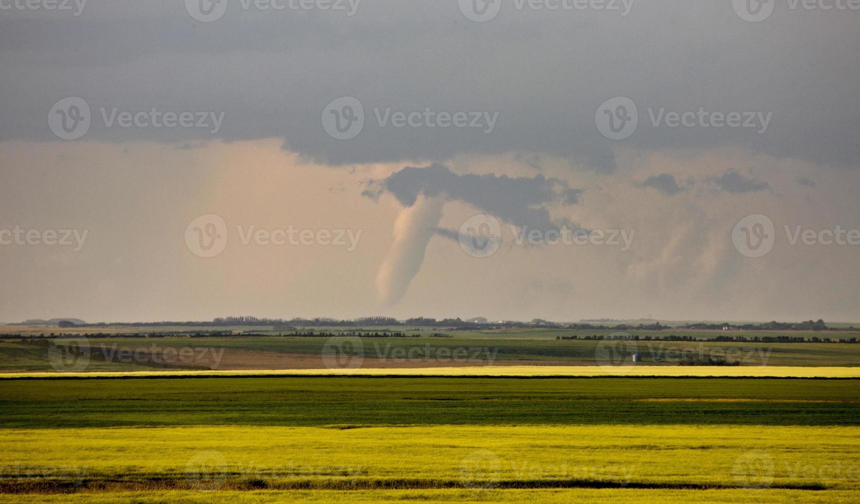 tornado prateria saskatchewan foto