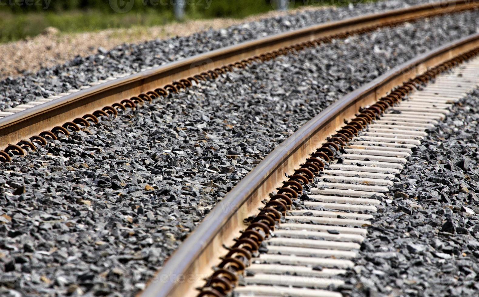 binari ferroviari nuovi legami di cemento foto