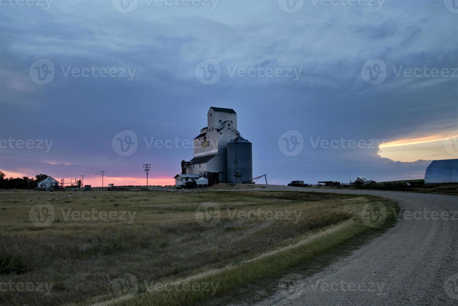 nuvole temporalesche canada grano elevatore foto