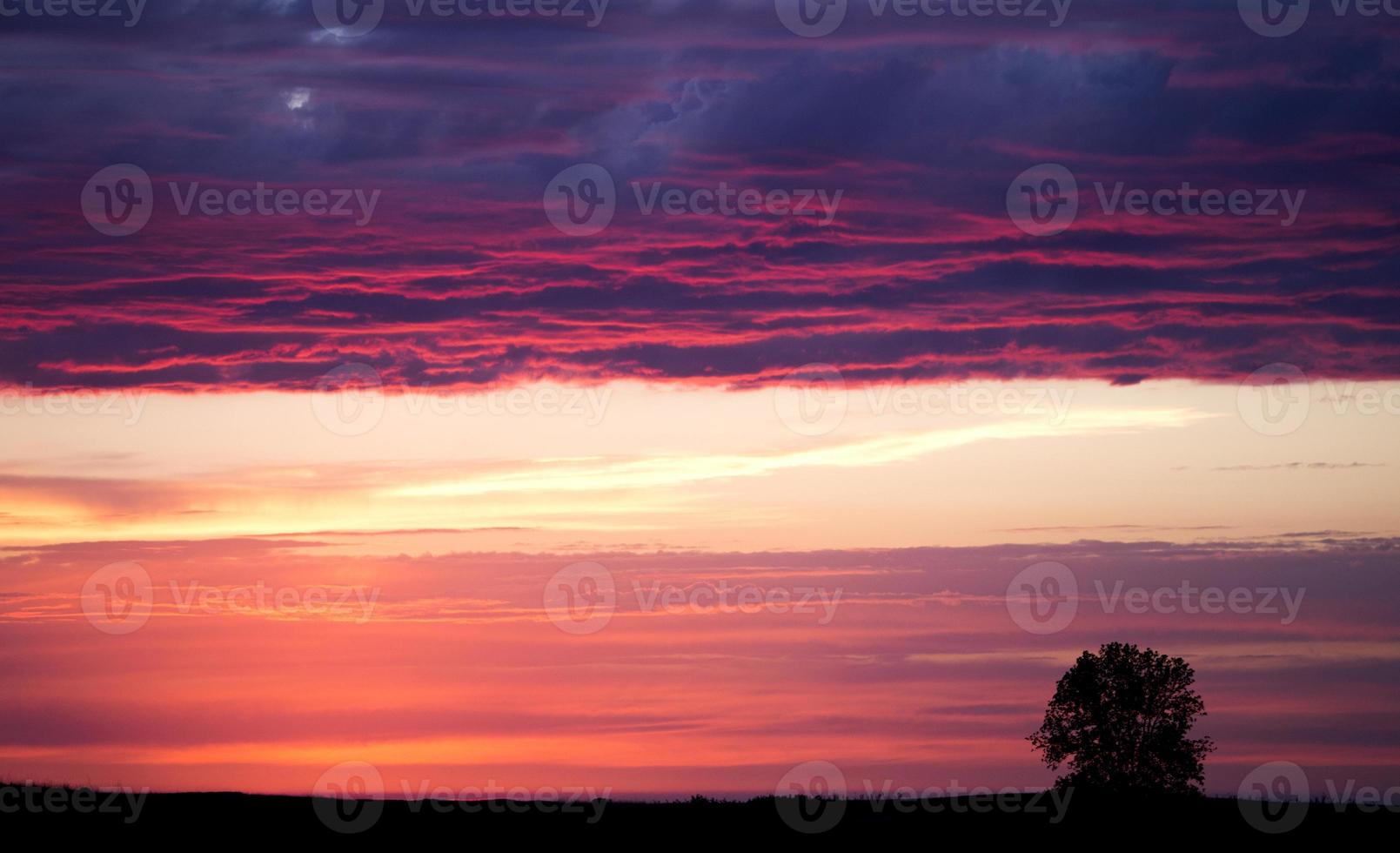 prateria nuvole temporalesche tramonto foto