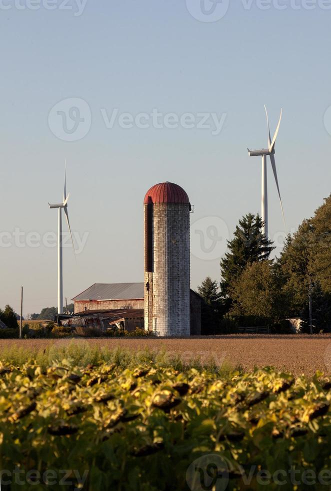 parco eolico e silo foto