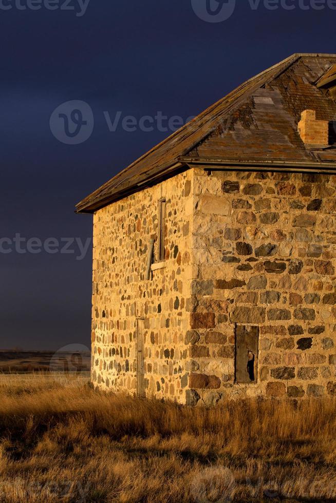 vecchia casa in pietra abbandonata foto