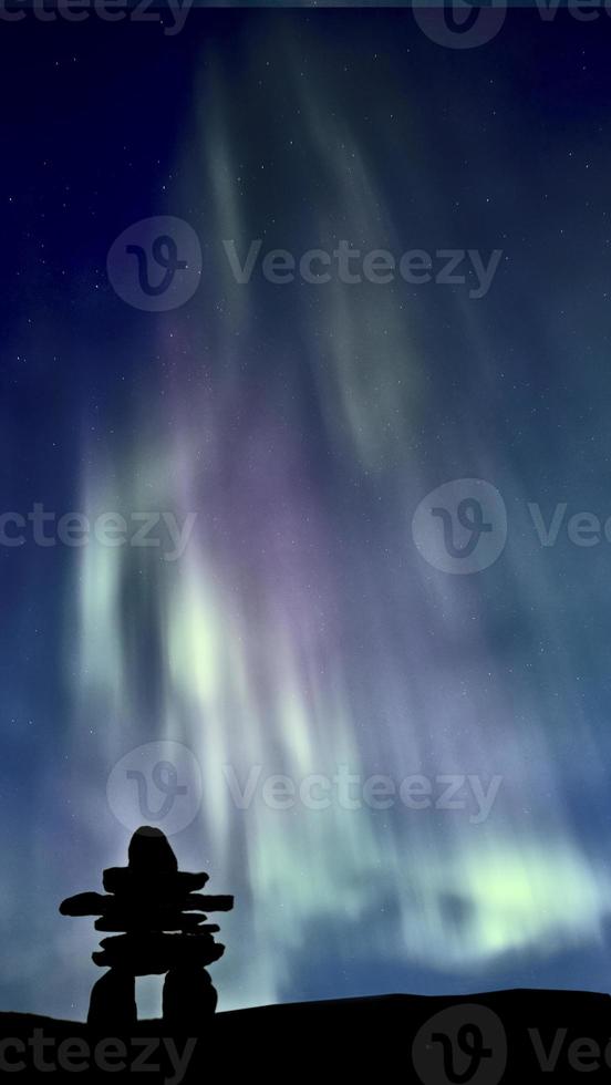 inukshuk e aurora boreale foto