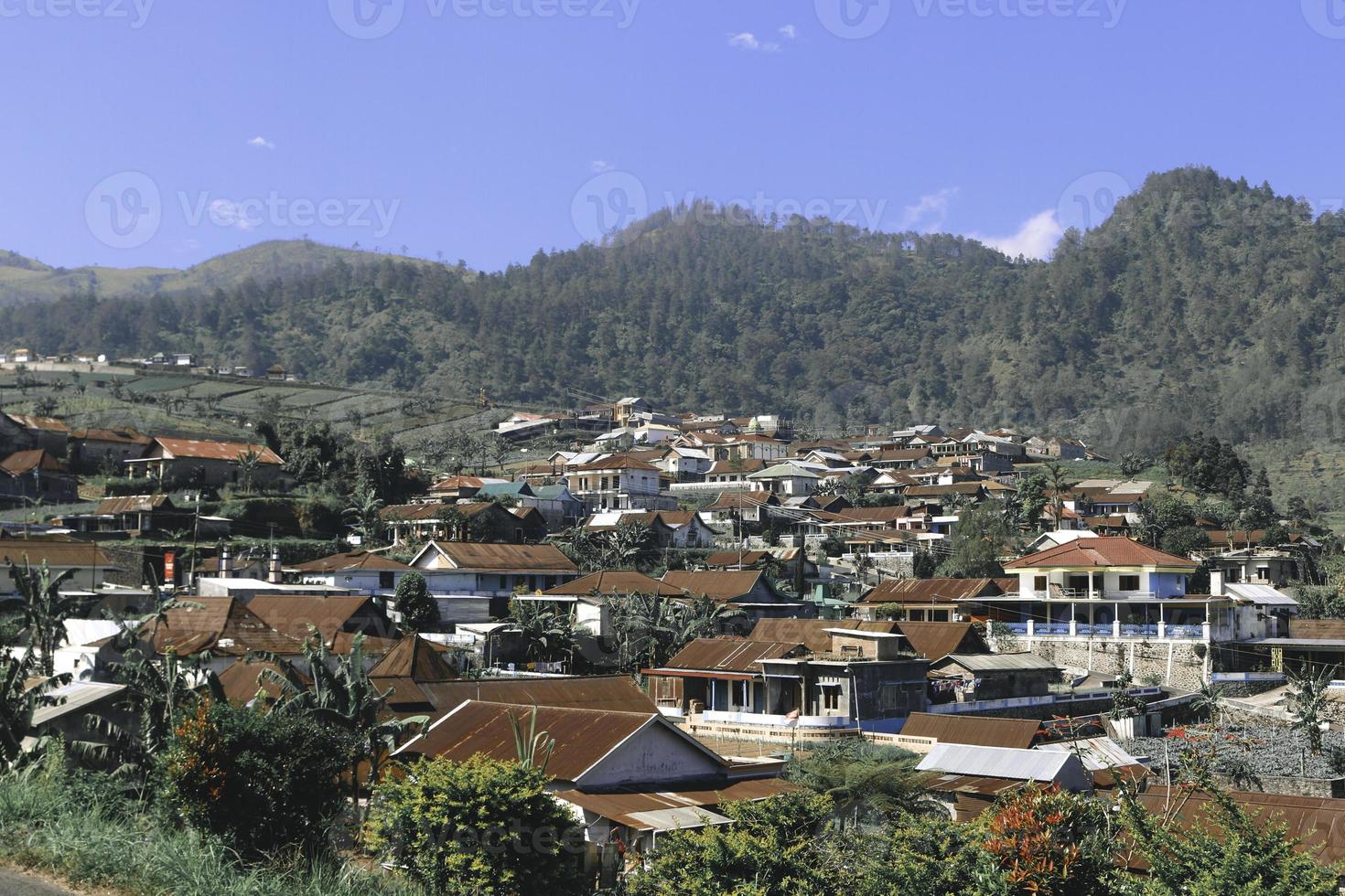 bellissimo villaggio sulla montagna con sfondo blu chiaro a tawangmangu, solo, indonesia. foto