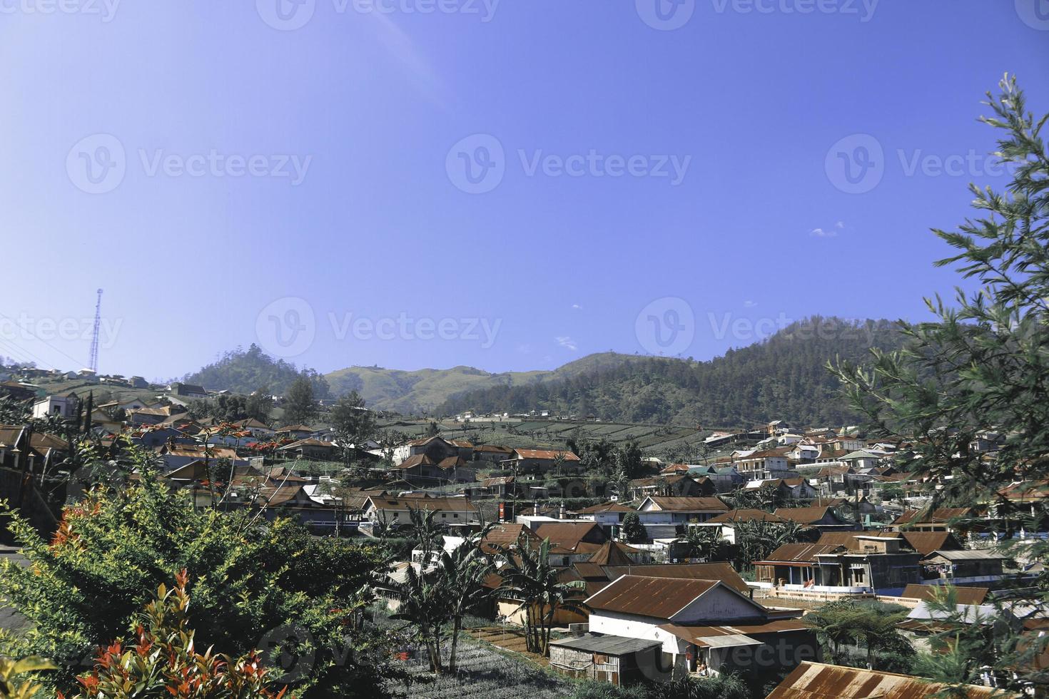 bellissimo villaggio sulla montagna con sfondo blu chiaro a tawangmangu, solo, indonesia. foto