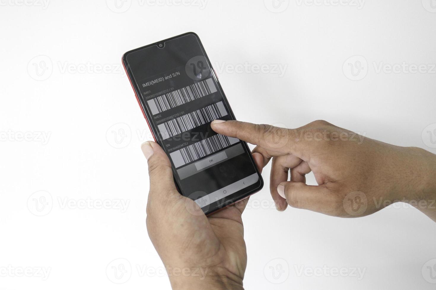 foto di dettaglio del codice imei sullo schermo del telefono cellulare in mano isolato su sfondo bianco