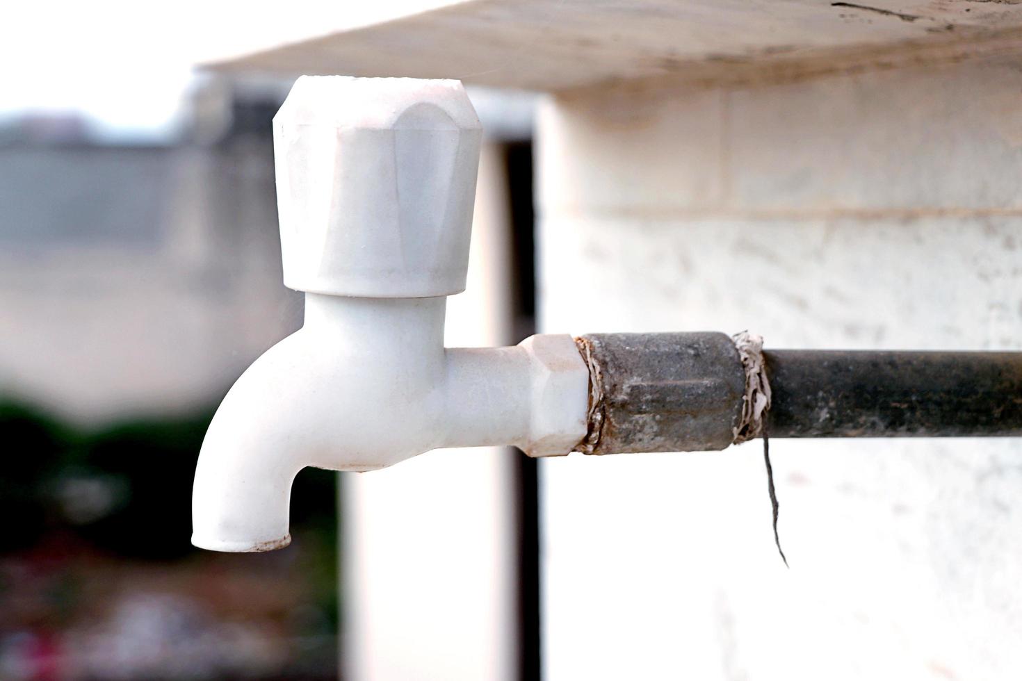 immagine di un rubinetto dell'acqua vuoto e asciutto per l'enorme crisi idrica in India e nel mondo foto