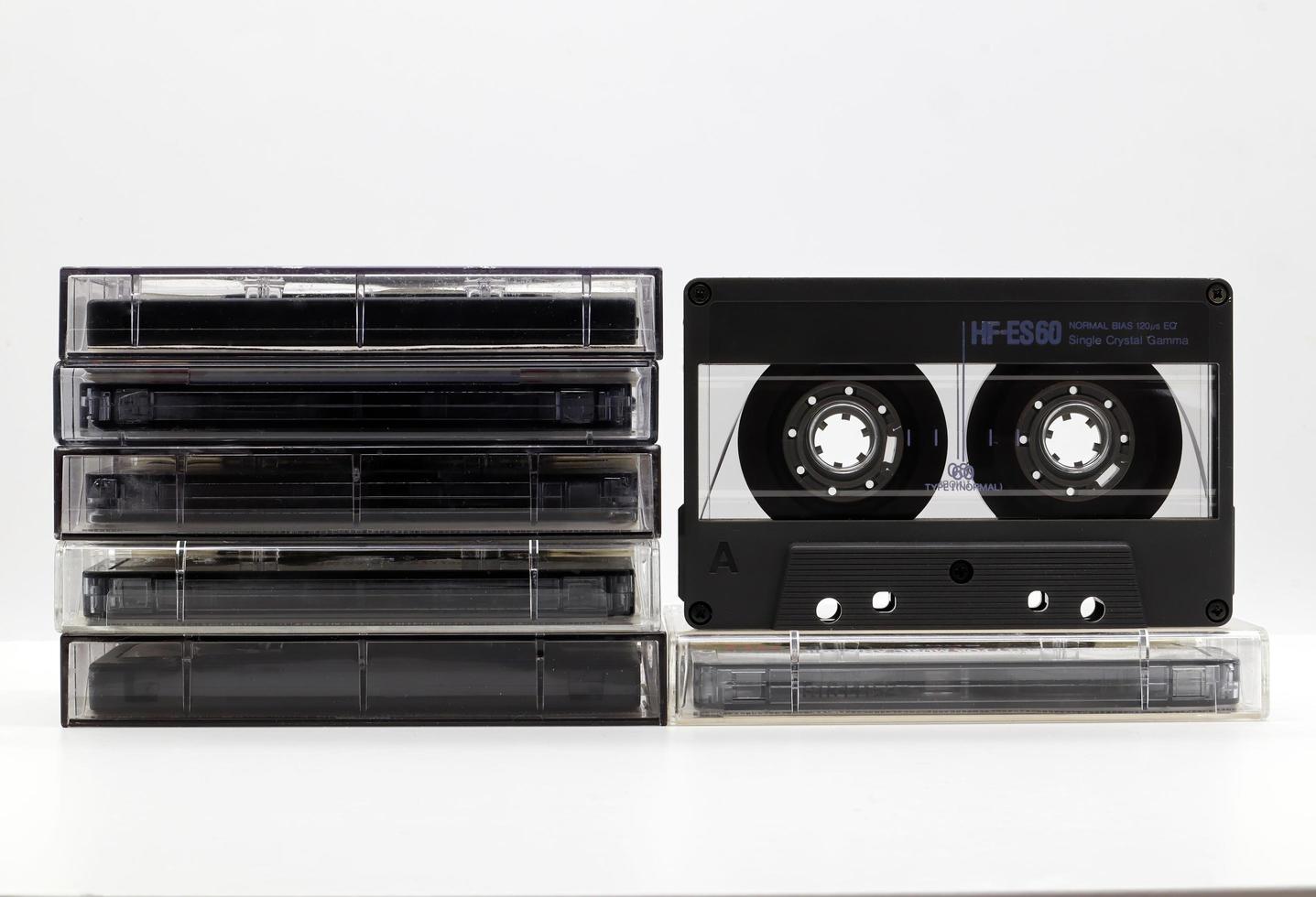 cassetta audio vintage. tecnologia in stile retrò degli anni '90 foto