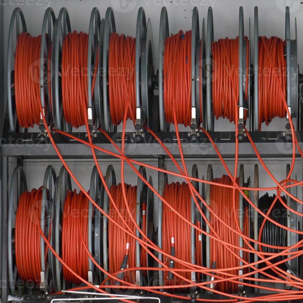 bobine di cavo elettrico rosso. bobine di cavo. foto