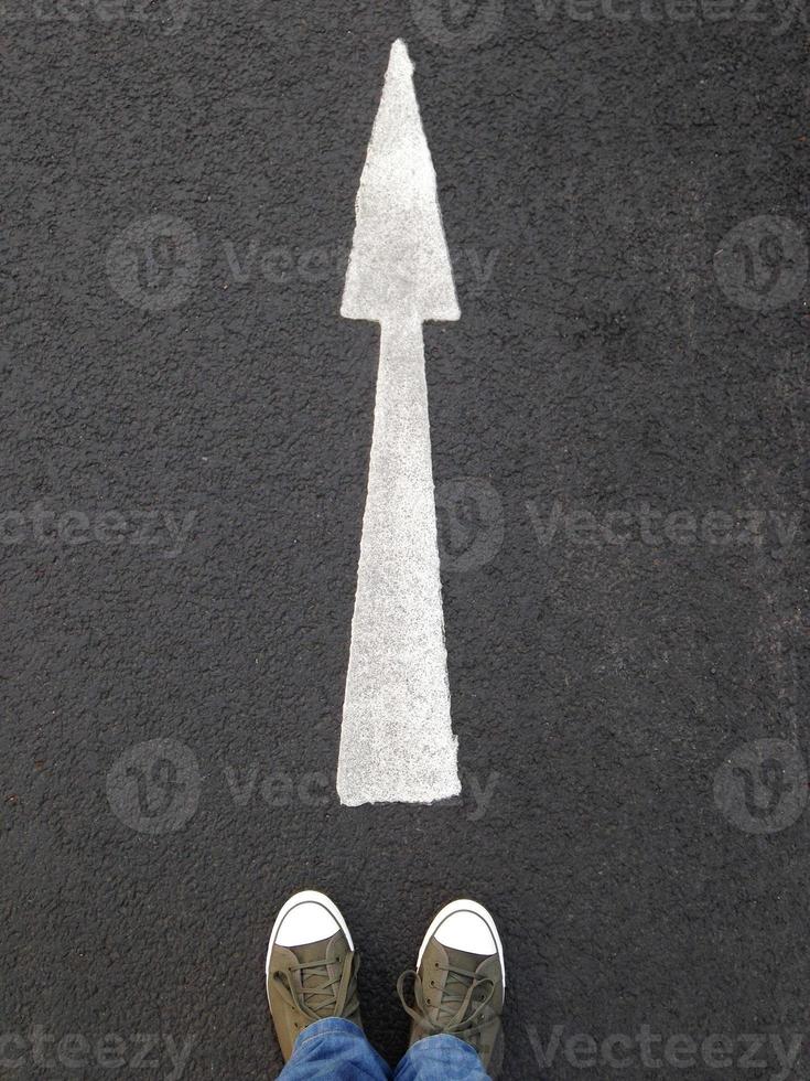 selfie del piede con il simbolo della freccia foto
