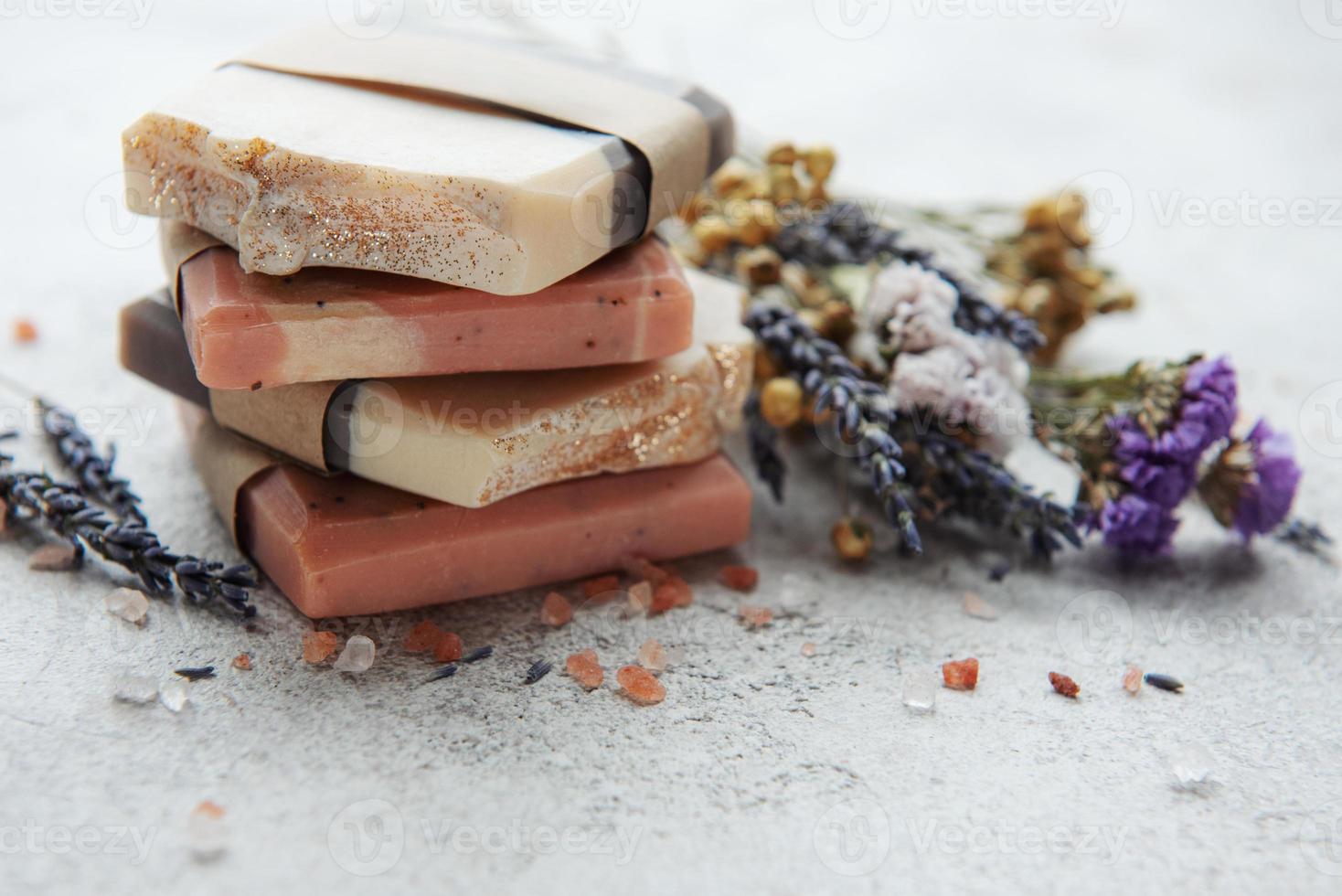 sapone naturale con fiori secchi foto