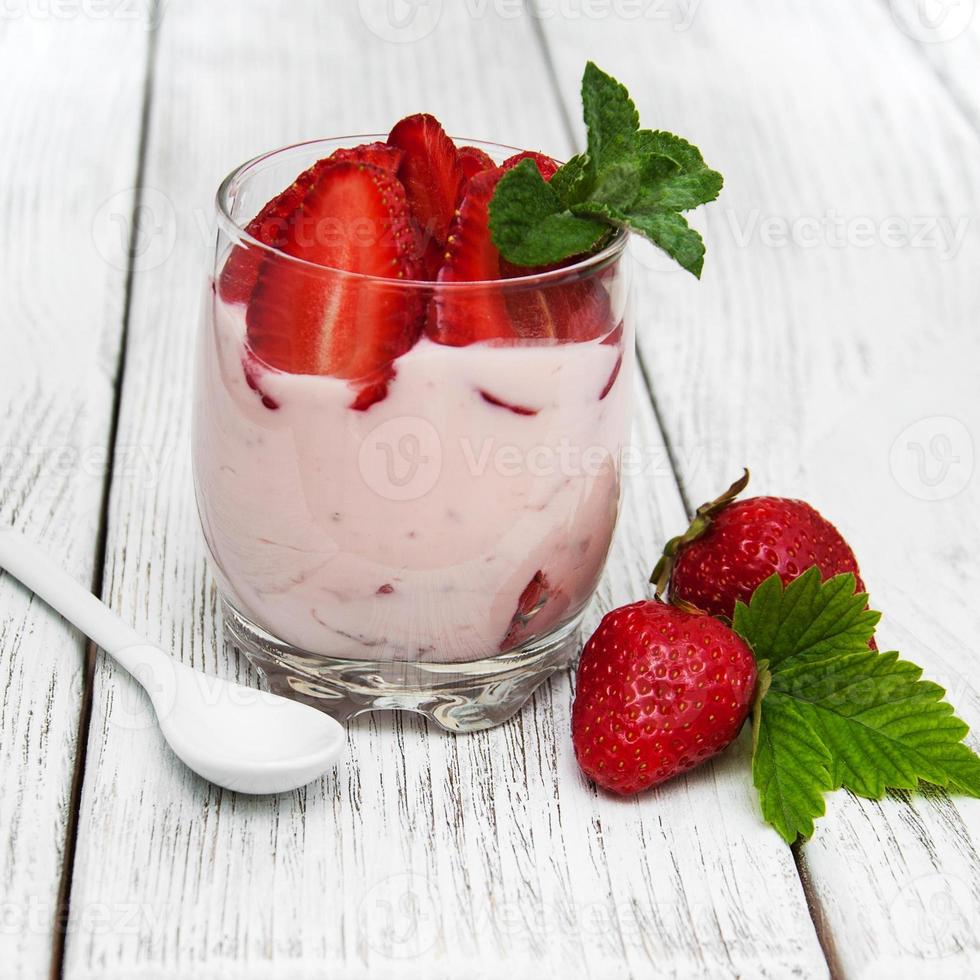 yogurt con fragole fresche foto