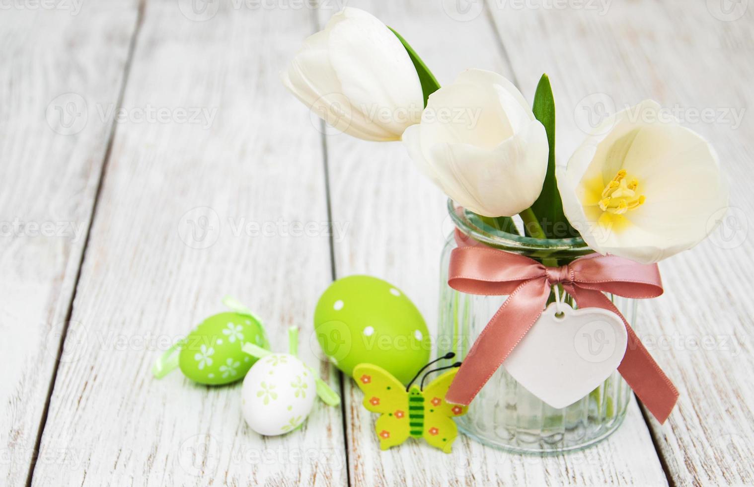 uova di Pasqua e tulipani foto