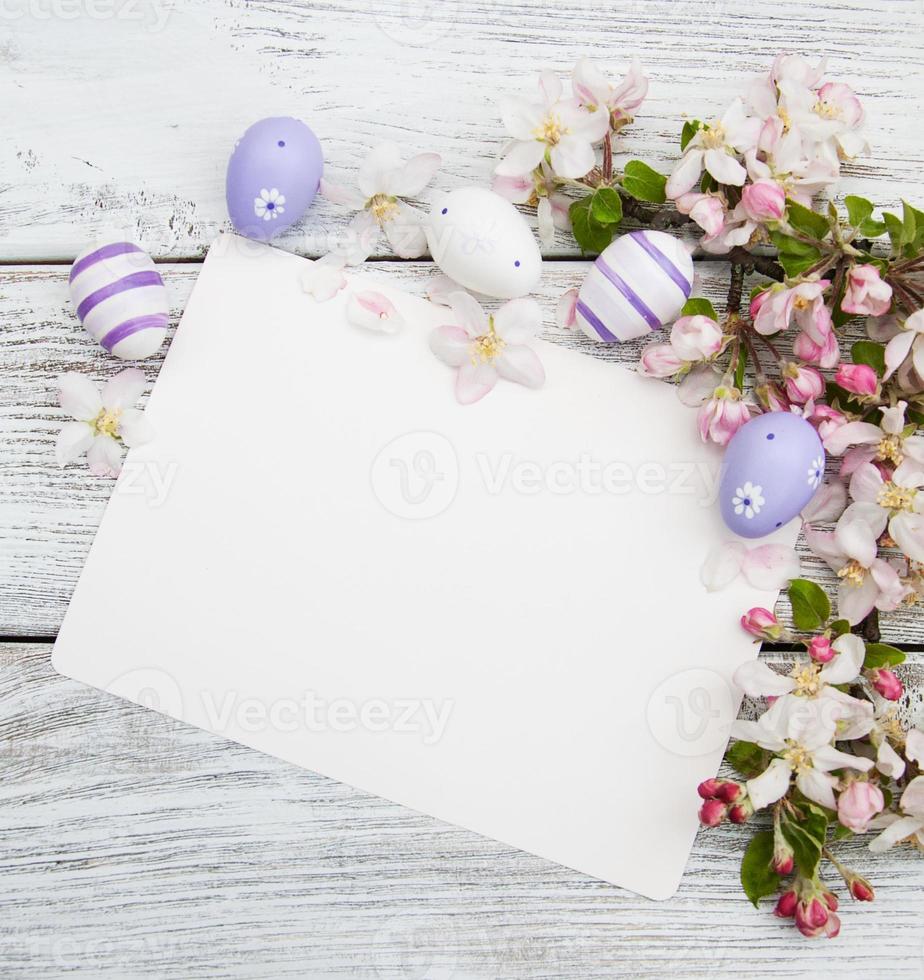 uova di Pasqua e biglietto di auguri foto
