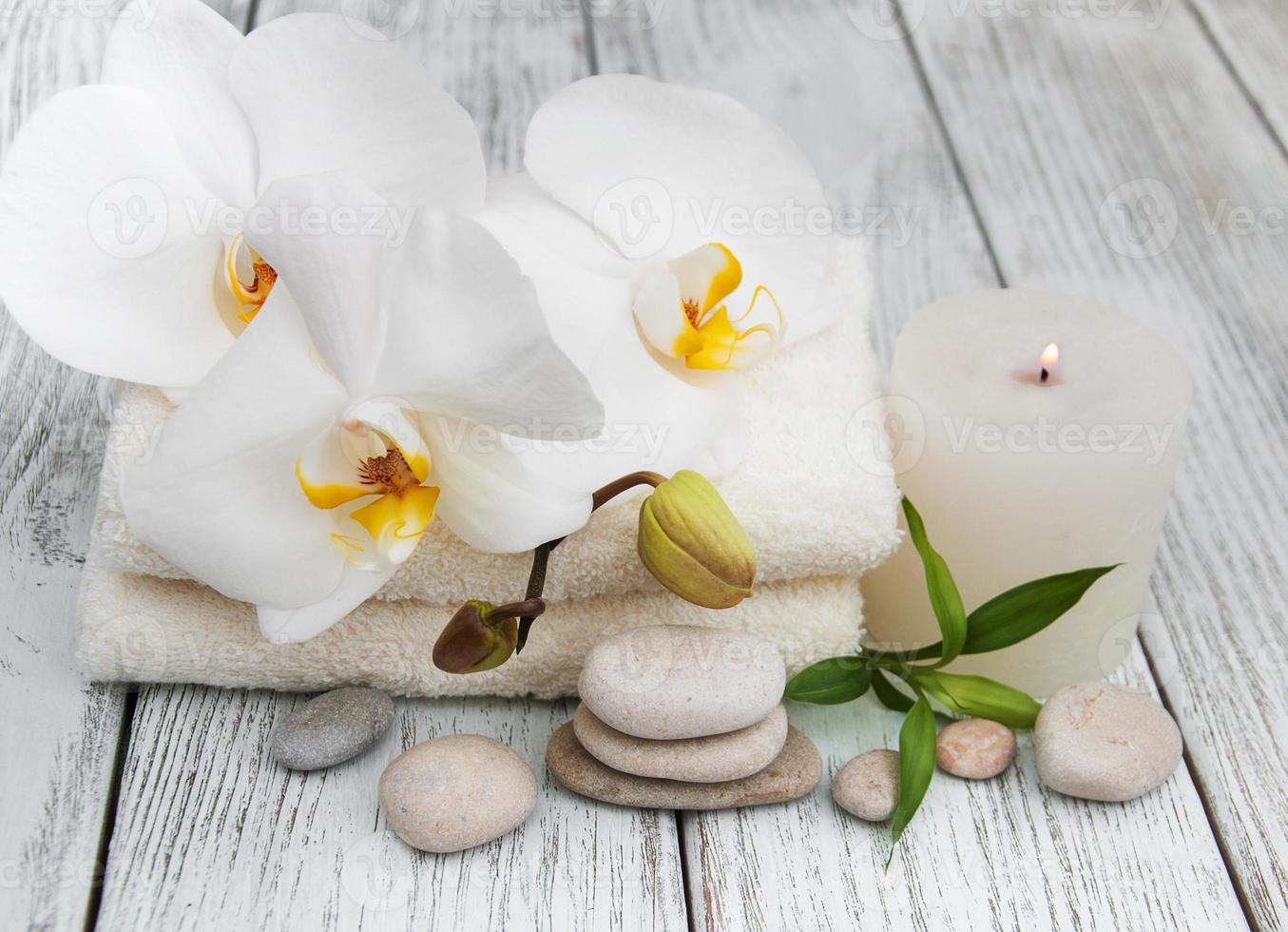 prodotti termali e orchidee bianche foto