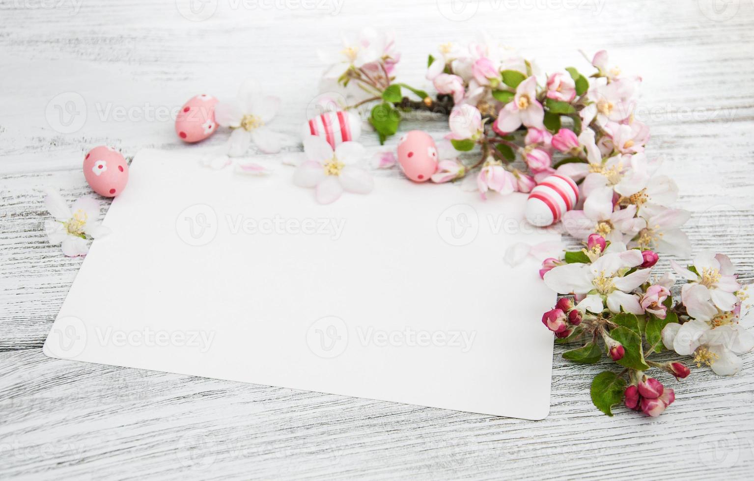 uova di Pasqua e biglietto di auguri foto