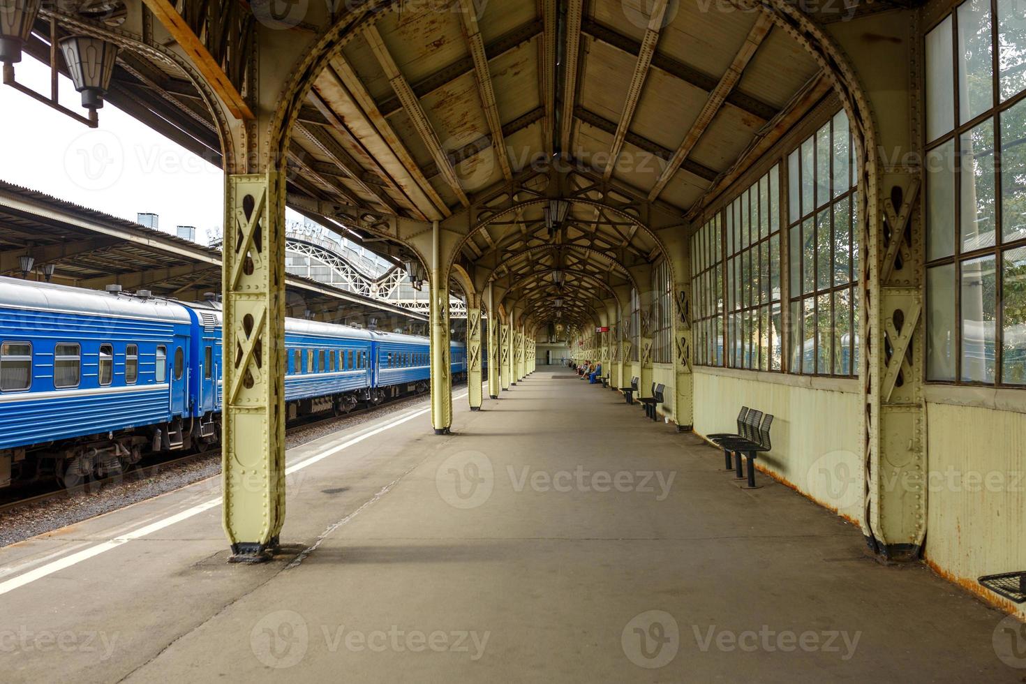 stazione ferroviaria, è il treno al binario foto