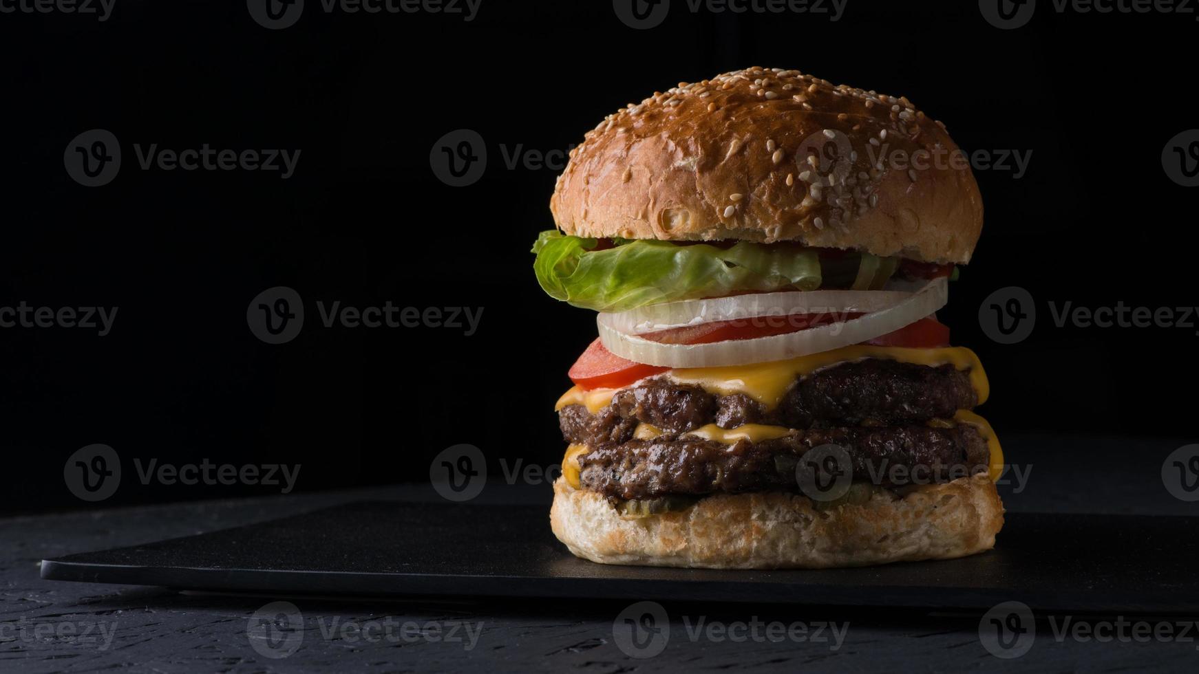 fast food su sfondo nero foto