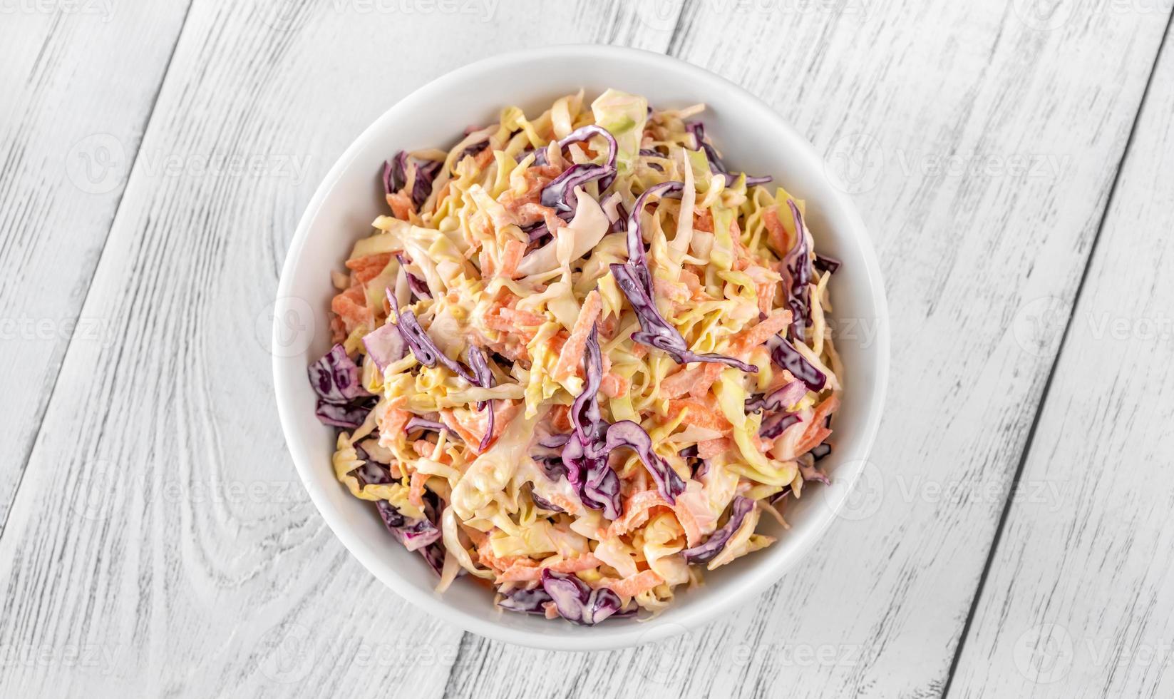 ciotola di insalata di coleslaw foto