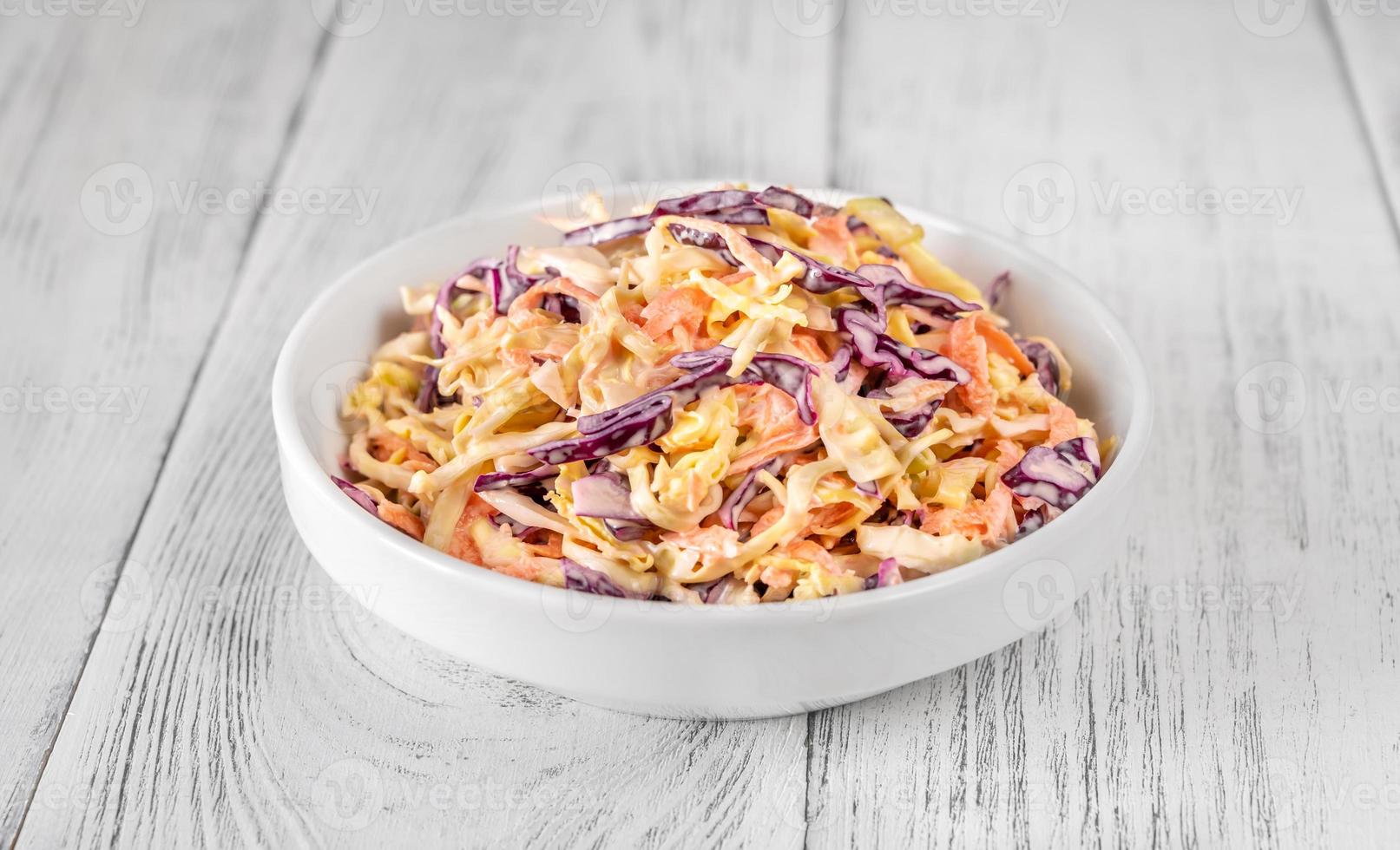 ciotola di insalata di coleslaw foto