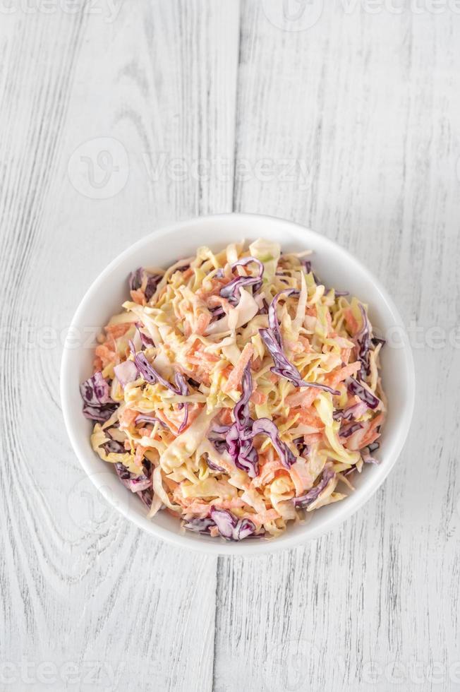 ciotola di insalata di coleslaw foto