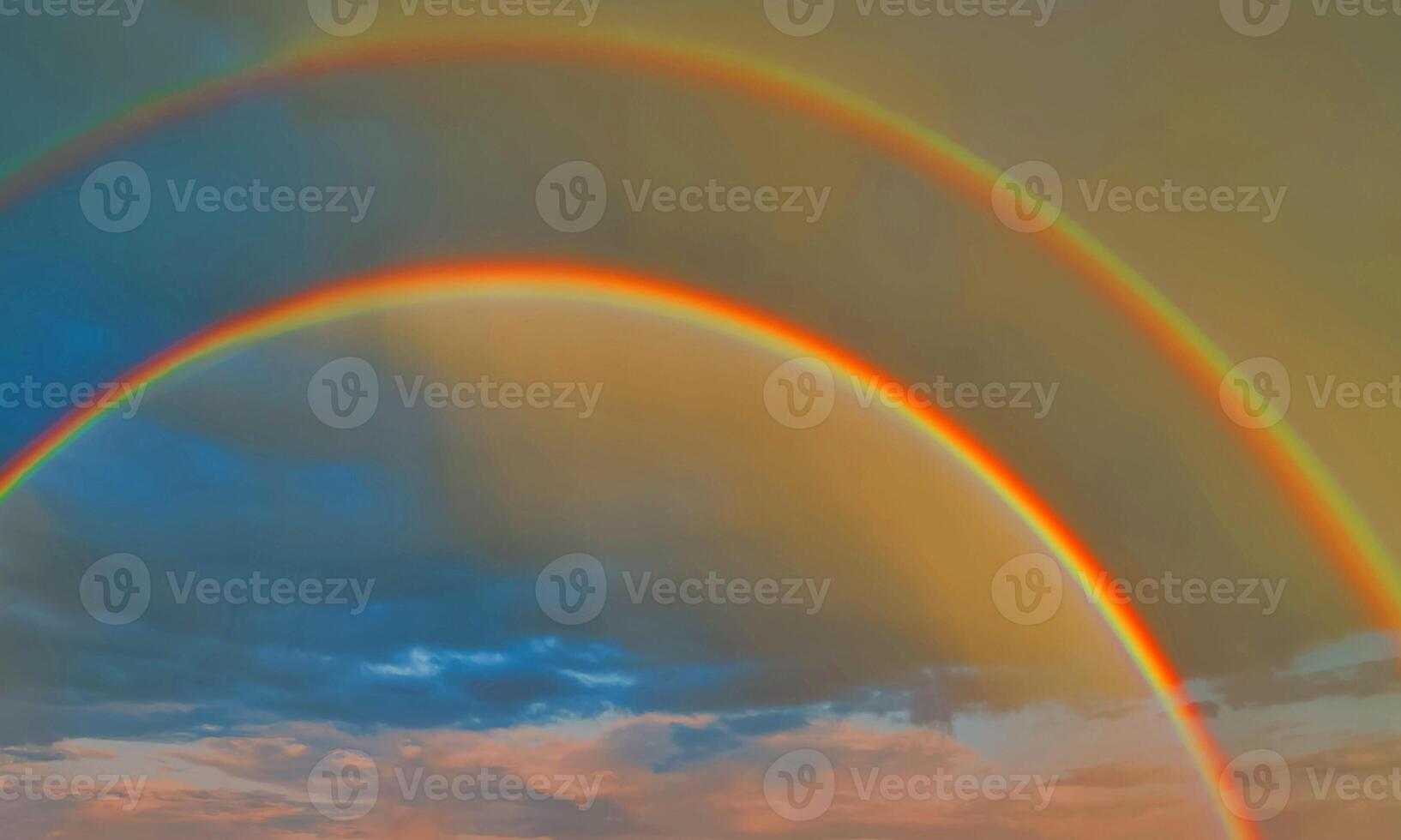 cielo arcobaleno con alcune nuvole bianche in superficie flusso astratto nuvole temporalesche nel cielo azzurro. foto