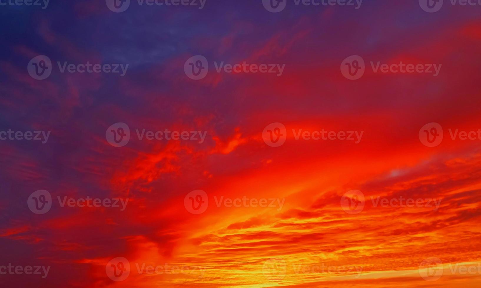 cielo al tramonto arancione chiaro con alcune nuvole superficie flusso astratto nuvole temporalesche nel cielo al tramonto. foto