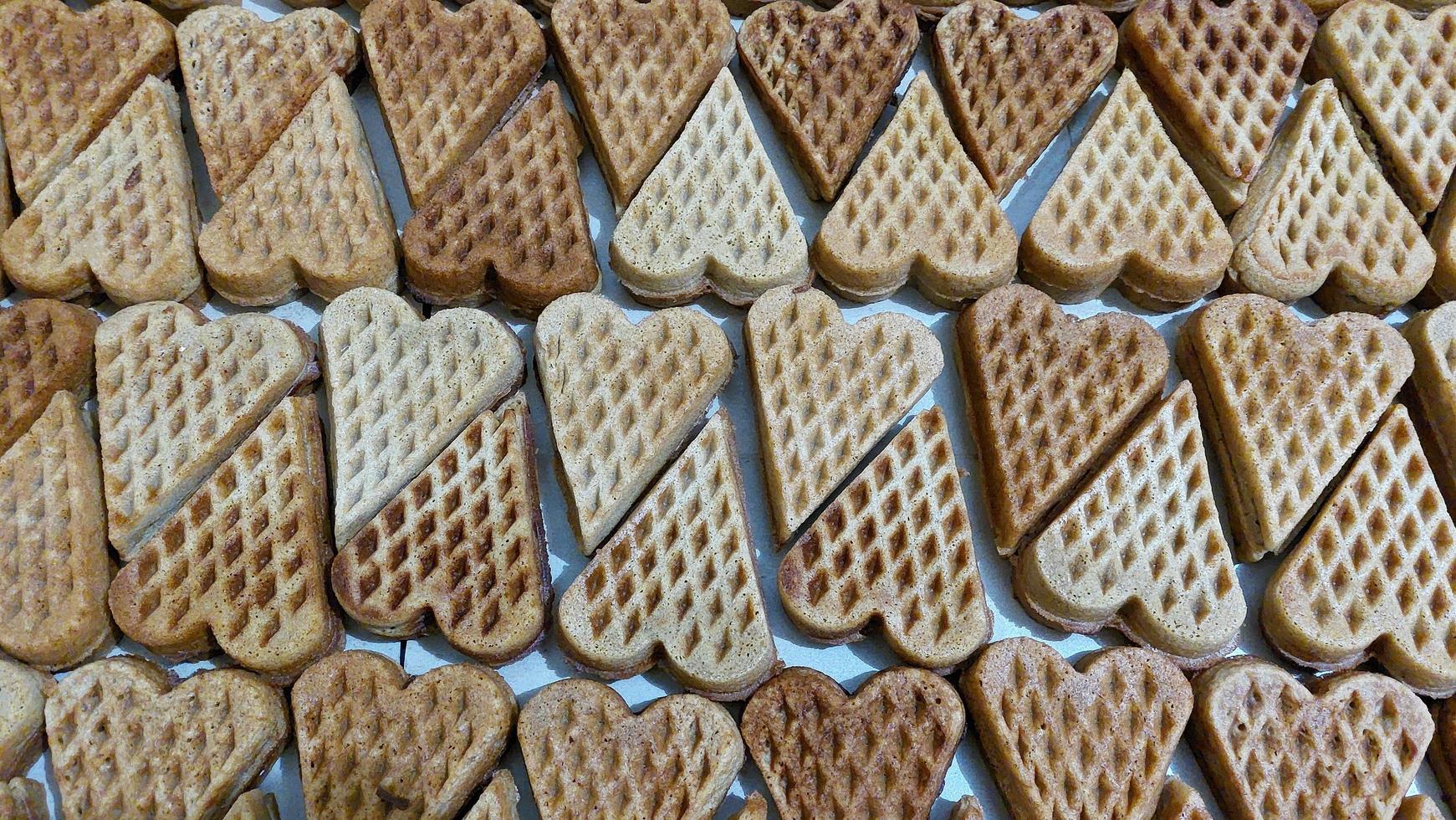 questa torta waffle al cioccolato a forma di cuore è una torta tipica indonesiana, soprattutto nella città di sumenep foto