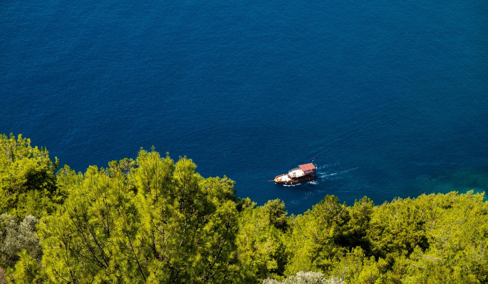 traghetto sullo sfondo del mare - acqua blu dell'oceano nella calma e viaggi in barca foto