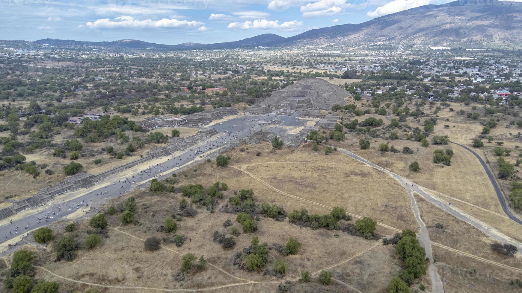 panorama della piramide del sole. teotihuacan. Messico. vista dalla piramide della luna. guarda la parte superiore del drone foto