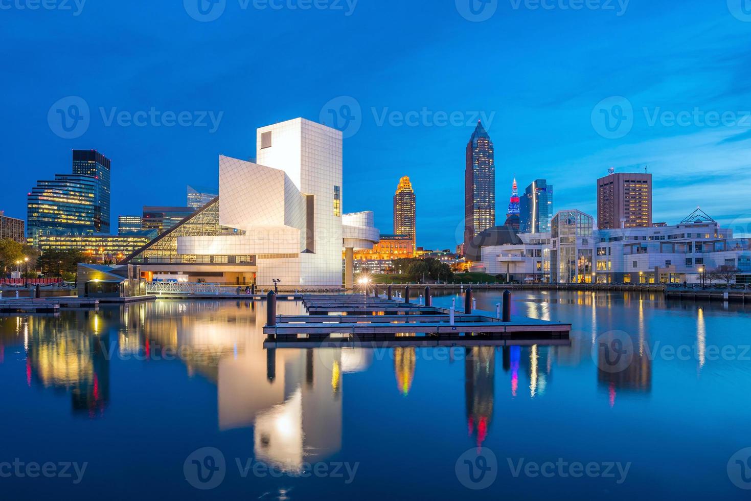 skyline del centro di cleveland dal lungolago foto