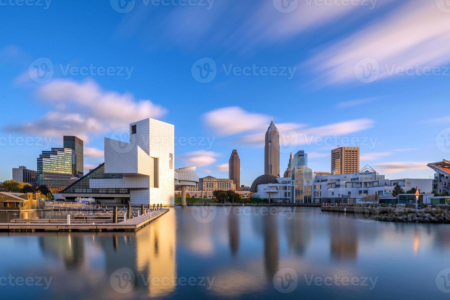 skyline del centro di cleveland dal lungolago foto