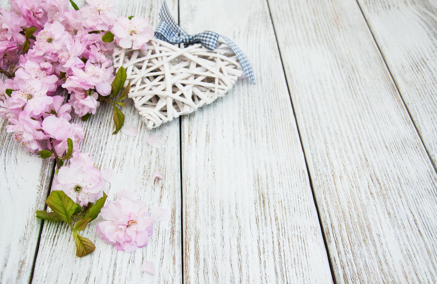 fiore di sakura con il cuore foto