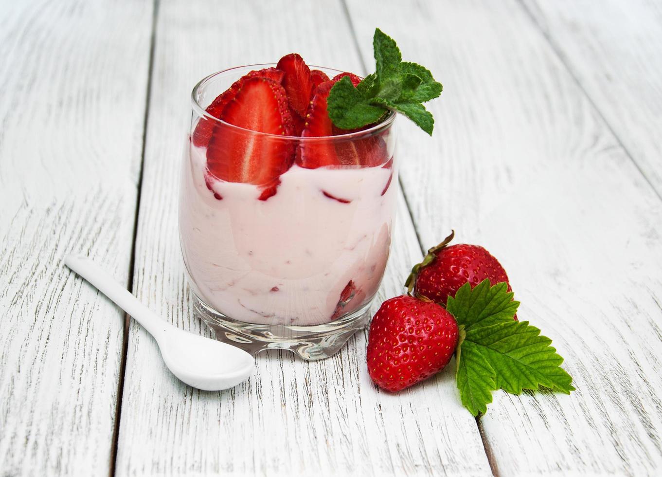 yogurt con fragole fresche foto