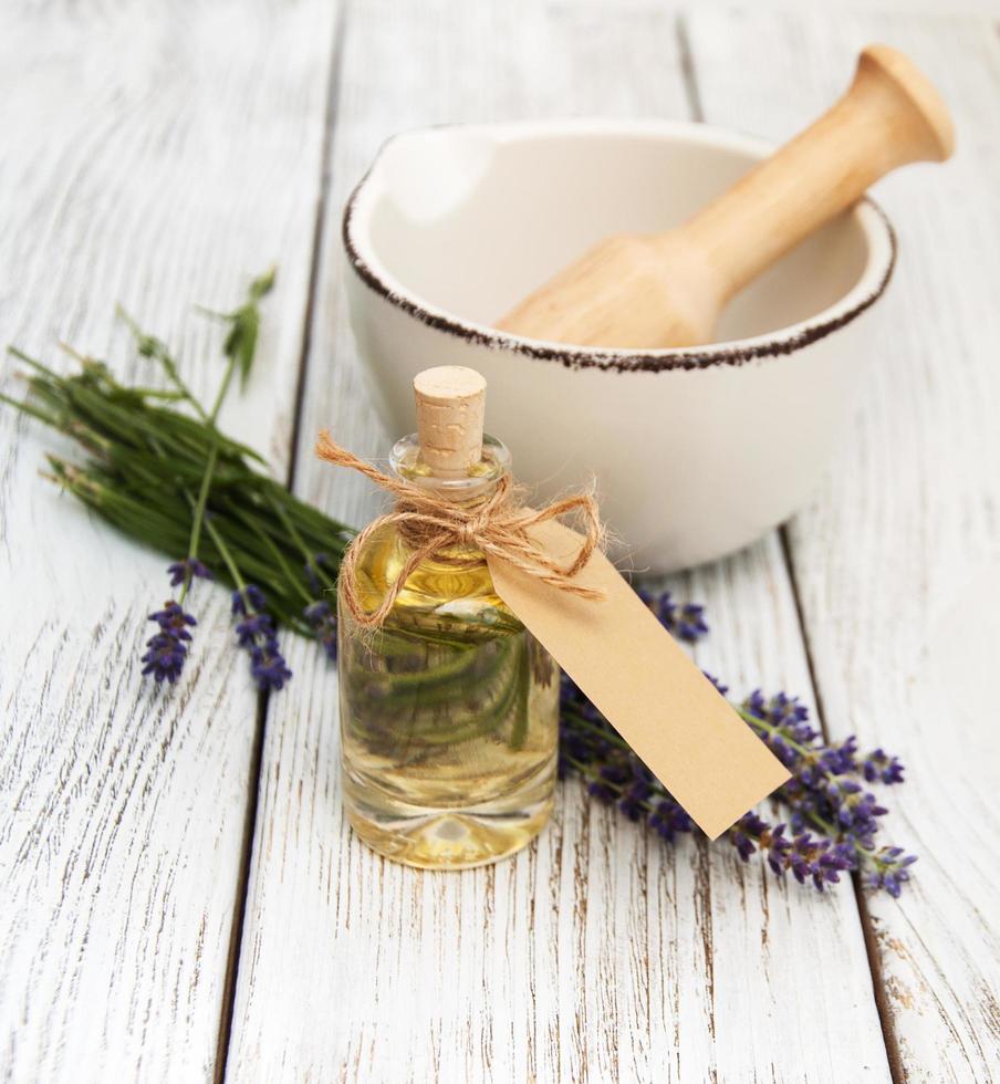 olio di lavanda con sale da bagno e lavanda fresca foto