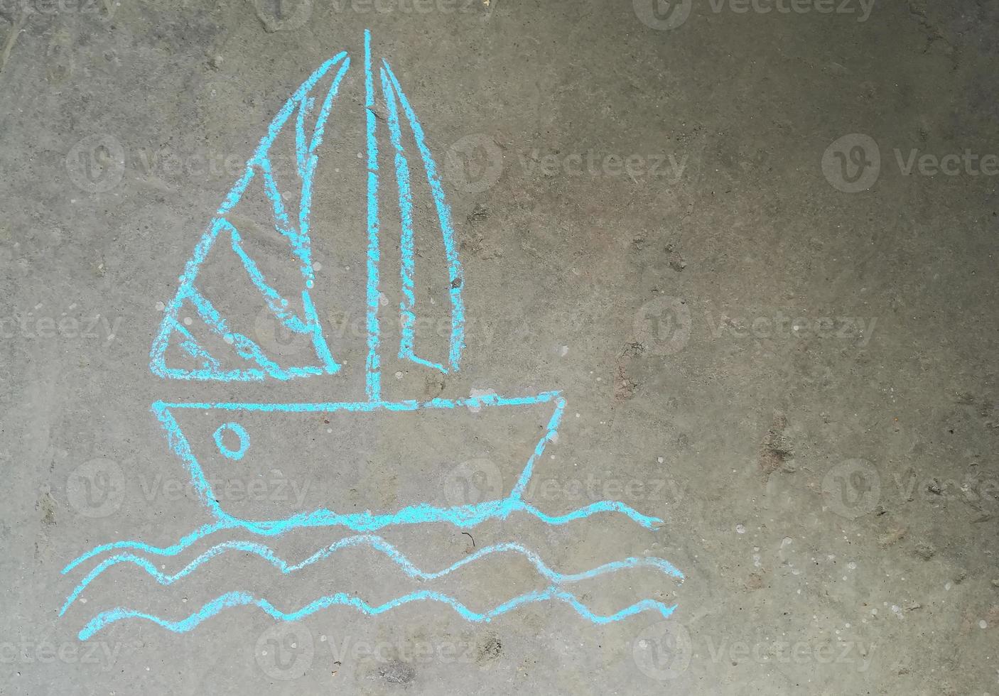 barca con una vela sulle onde è disegnata con il gesso sull'asfalto. creatività dei bambini, estate, mare, viaggi. banner con posto per testo, copia spazio foto