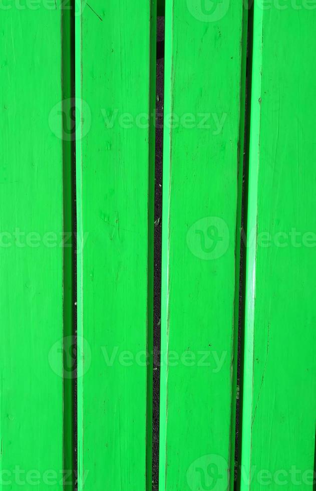 tavole dipinte con vernice verde staccionata in legno, parete, sfondo verticale foto