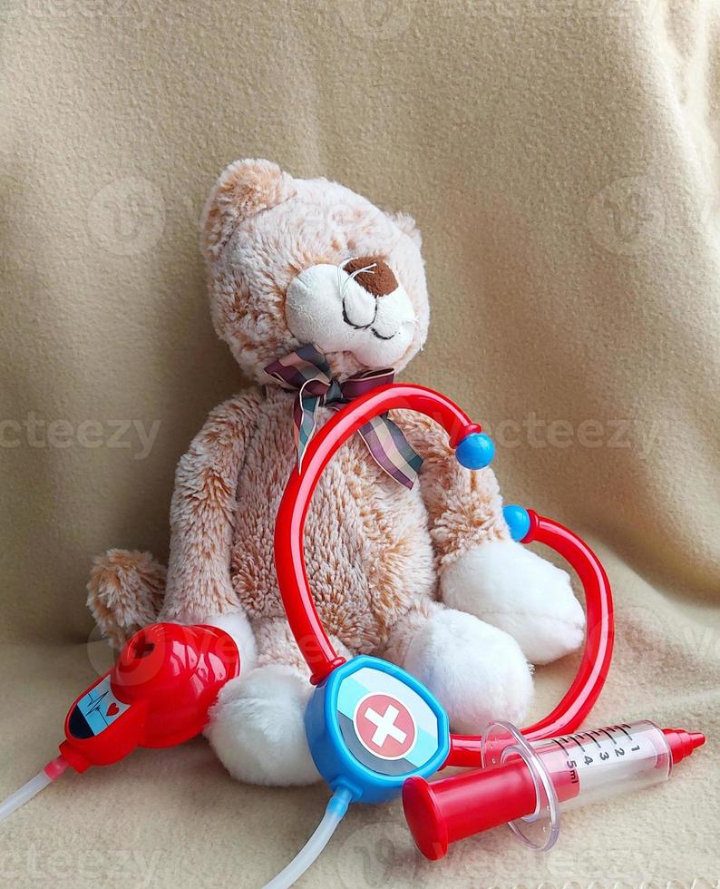 giocattoli stetoscopio, siringa, cat. gioco da ragazzi in ospedale. iniezione, trattamento, medico, vaccino. foto