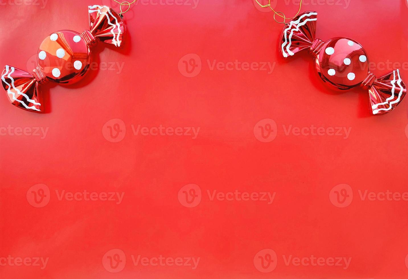 decorazioni natalizie a pois di caramelle su sfondo rosso. banner, bordo orizzontale, cornice con posto per testo. copia spazio foto