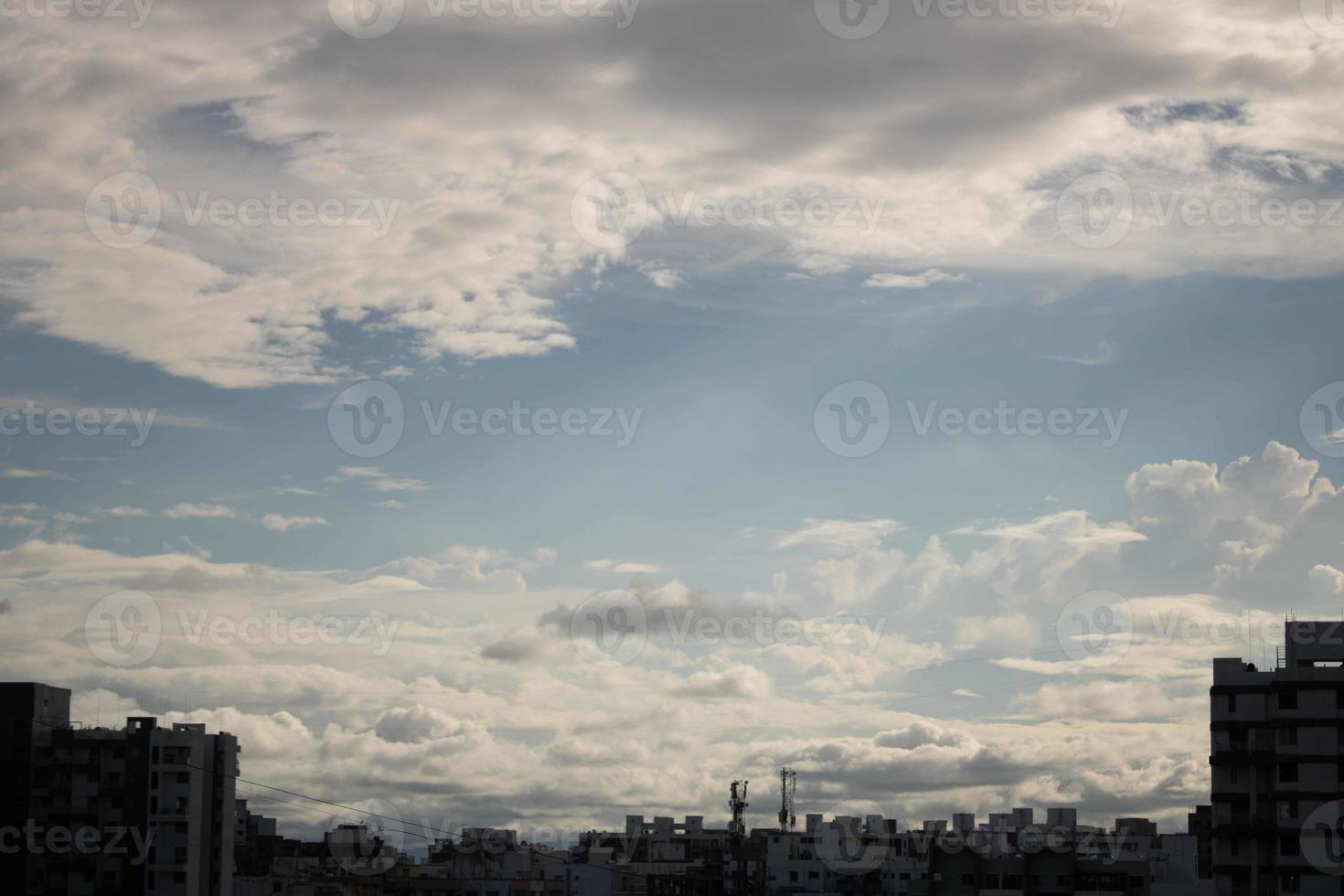 sfondo bianco chiaro sfumato nuvola cielo blu estivo. bellezza sereno nuvoloso al sole calma brillante aria invernale bacground. cupo vivido paesaggio ciano in ambiente giorno orizzonte vista skyline vento primaverile foto