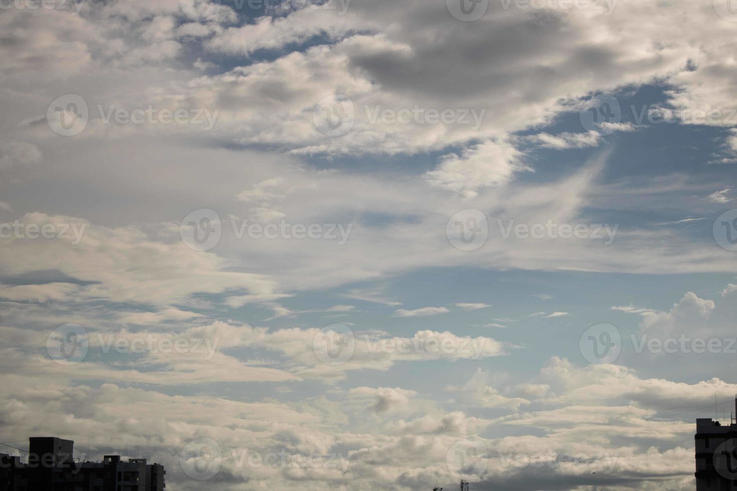 nuvole d'aria nel cielo blu. foto