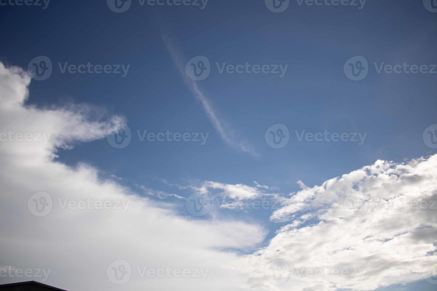 sfondo bianco chiaro sfumato nuvola cielo blu estivo. bellezza sereno nuvoloso al sole calma brillante aria invernale bacground. cupo vivido paesaggio ciano in ambiente giorno orizzonte vista skyline vento primaverile foto