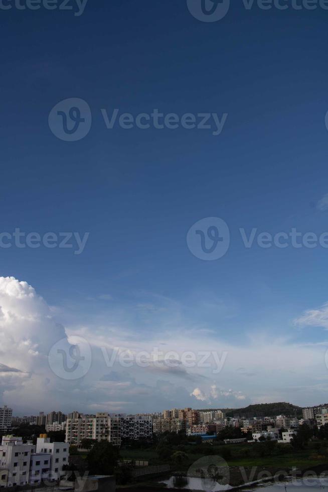 nuvole d'aria nel cielo blu foto