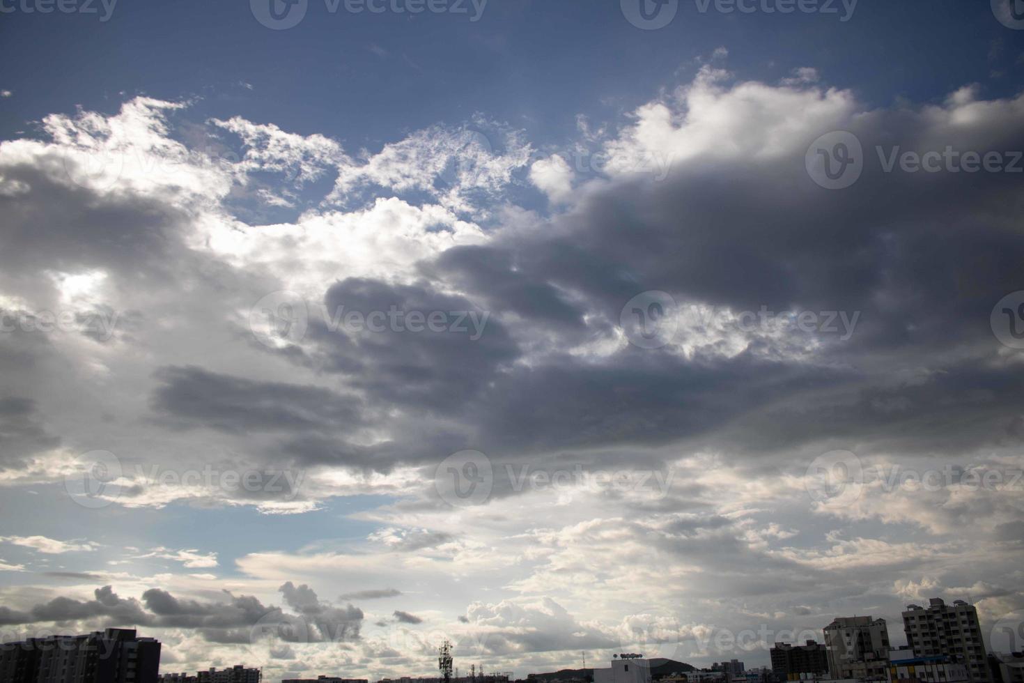 nuvole d'aria nel cielo blu. foto