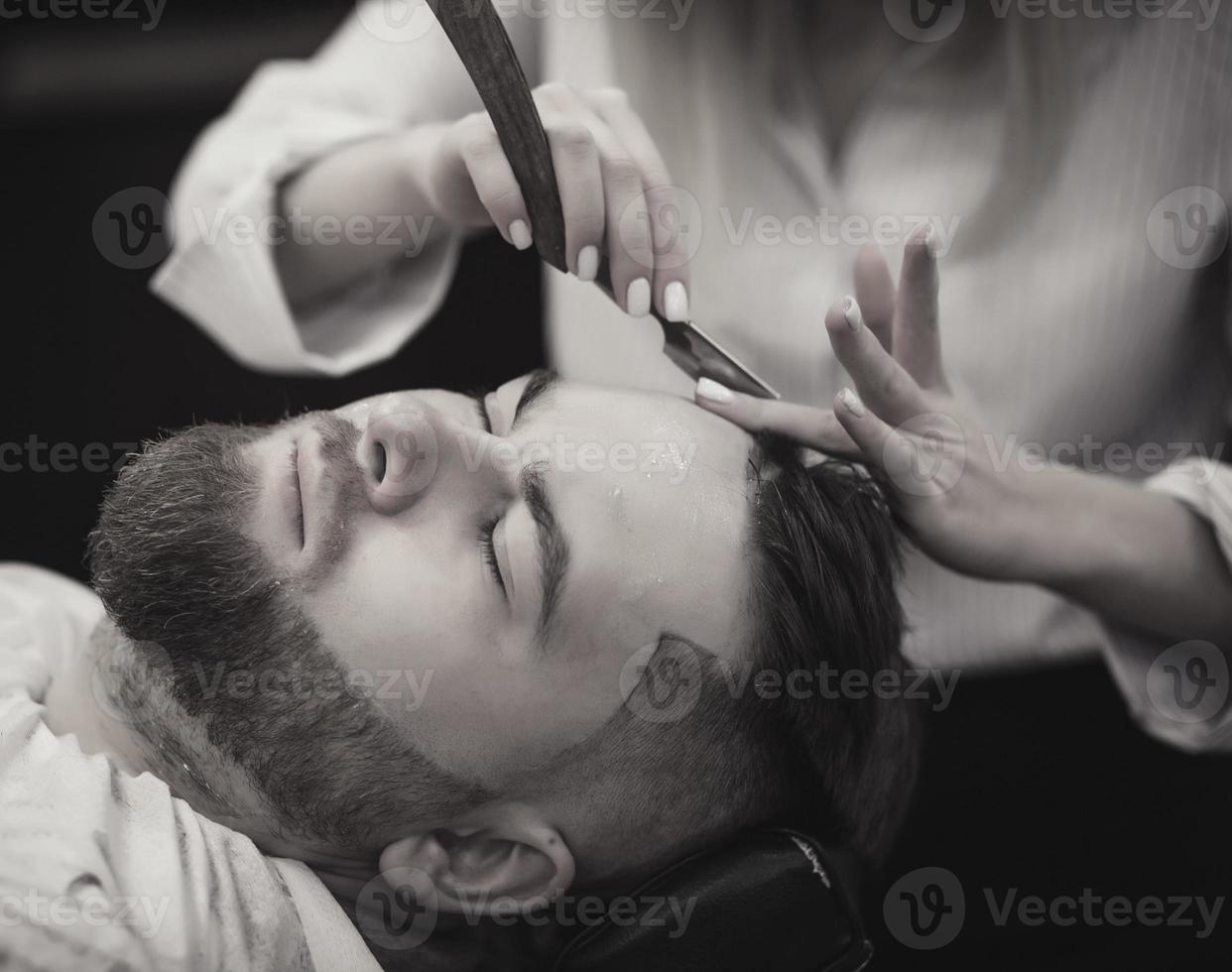 uomo barbuto in un barbiere foto