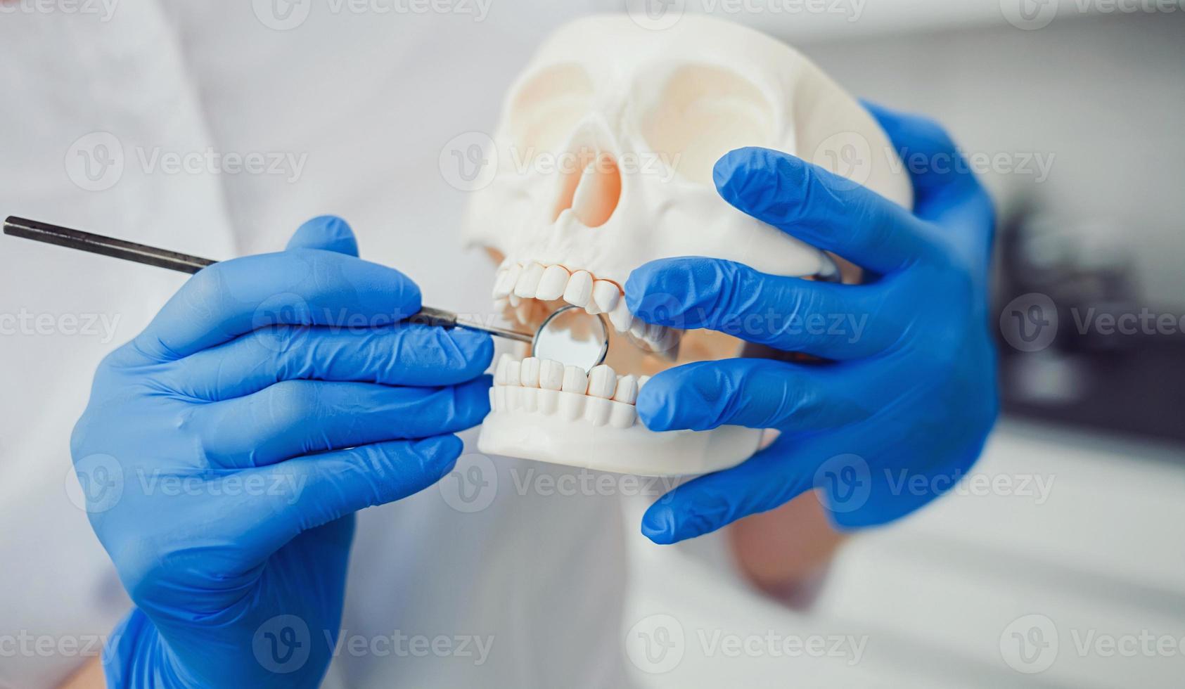 medico dentista con teschio foto